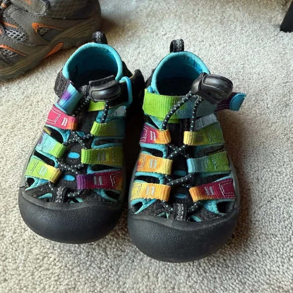 Merrell & Keen Toddler Outdoor Shoe Bundle Hiking & Water 8 & 9 Rainbow - Picture 3 of 6